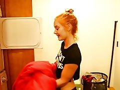 Teen yn glanhau eich ceiliog