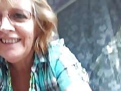 Mae dau ddyn a poeth aeddfed