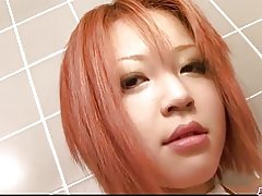 Dynn a redhead busty babe pussy fondling yn yr ystafell ymolchi