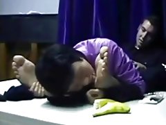 Tsieineaidd milf addoli traed gwrywaidd