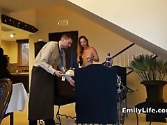 Merched noeth drws agored ar gyfer gwasanaeth ystafell