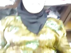 Wraig, tra bod y siop yn agor