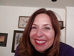 Naughty americanaidd mom yn chwarae gyda hi ei hun