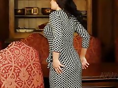 Harddwch yn perfformio strip-bryfocio sexy